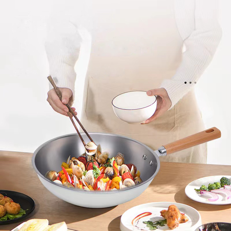 Poêle à Wok en Titane Pur – 30 cm